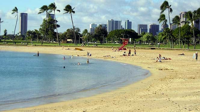 Ala Moana Beach Park: Sandy Beach, Calm Water - ALOHA HAWAII